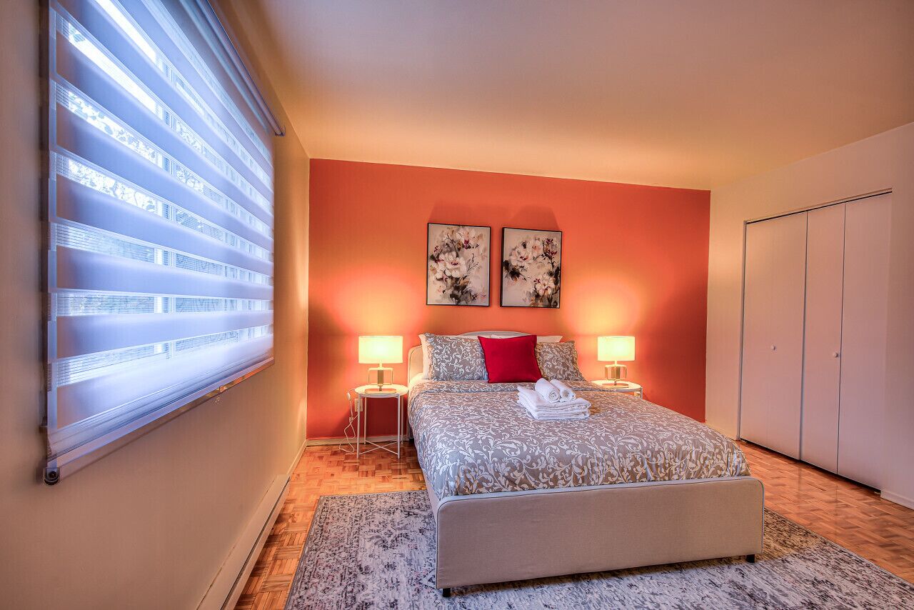 Desk, iron/ironing board, WiFi, bed sheets