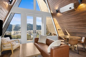 Televisión y chimenea 