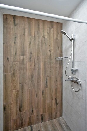 Shower, eco-friendly toiletries, hair dryer, towels - Cozy 1-bedroom apartment in adorable Yerevan with AC and Balcony (Yerevan)