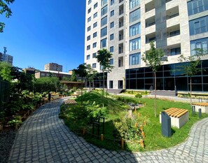 Exterior - Cozy 1-bedroom apartment in adorable Yerevan with AC and Balcony (Yerevan)
