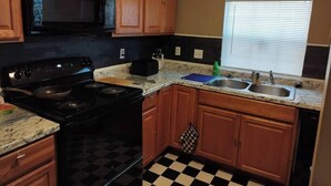 Private kitchen - Cozy & Quant: Spacious 4-bedroom townhome in delightful Fort Worth. (Fort Worth)