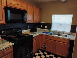 Private kitchen - Cozy & Quant: Spacious 3-bedroom townhome in delightful Fort Worth, with AC (Fort Worth)