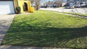 Property grounds - Cozy & Quant: Spacious 4-bedroom townhome in delightful Fort Worth. (Fort Worth)