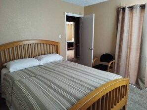 Internet, bed sheets - Cozy & Quant: Spacious 3-bedroom townhome in delightful Fort Worth, with AC (Fort Worth)