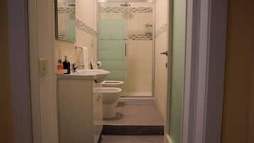 Doccia, asciugacapelli, bidet, asciugamani