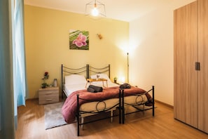 A bedroom with a bed, bedside table, lamp, and wardrobe. - La Corte Segreta - Urbino Historic Centre (Urbino)
