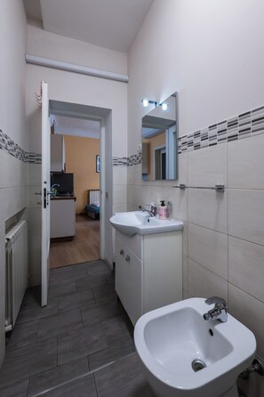 Bruser, hårtørrer, bidet, håndklæder
