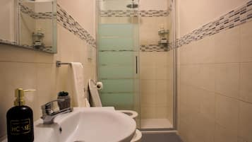 Dusche, Haartrockner, Bidet, Handtücher