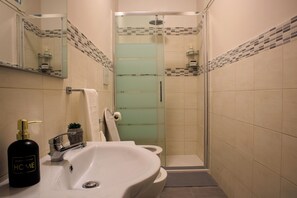 Dusche, Haartrockner, Bidet, Handtücher