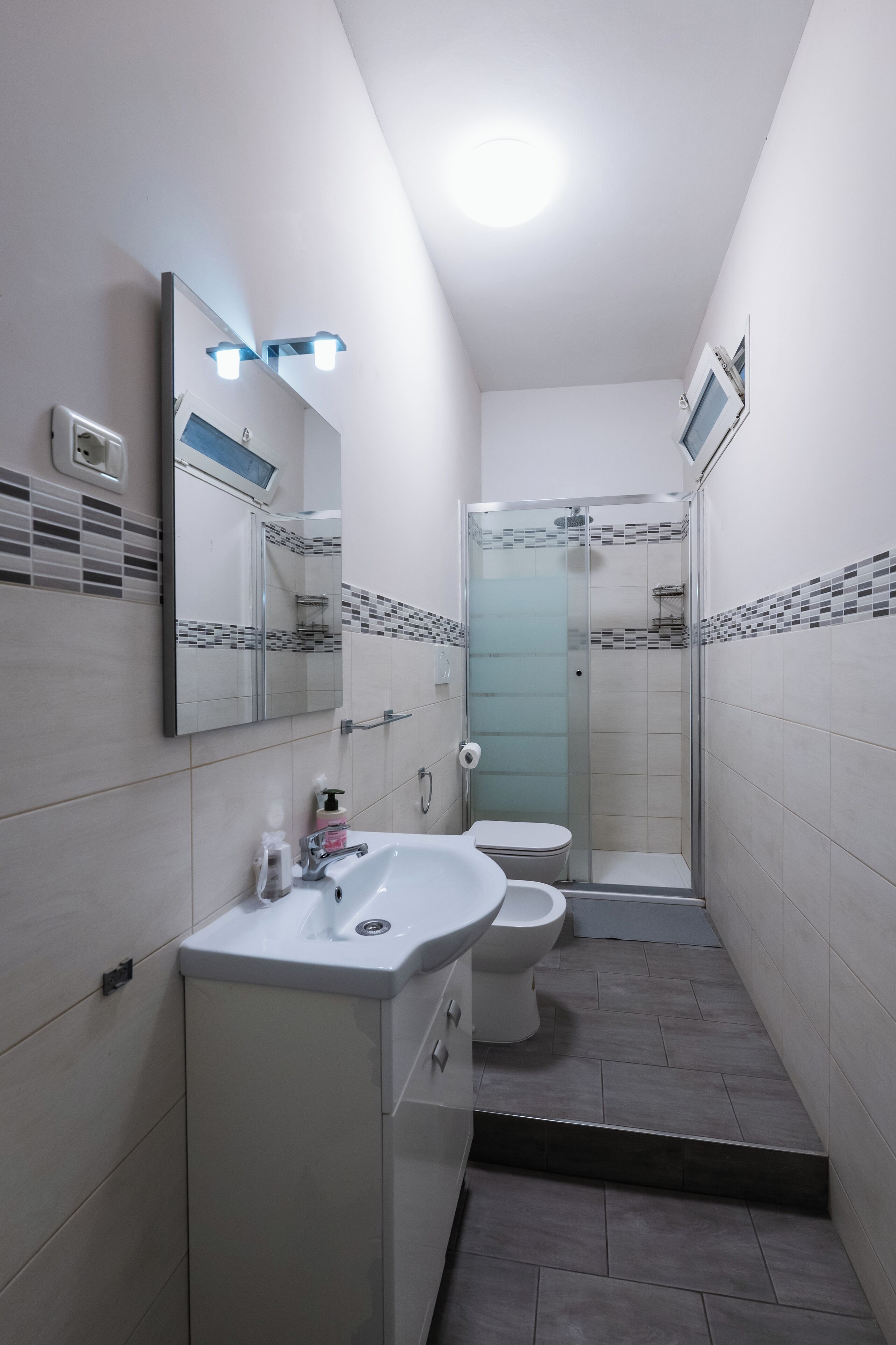 Een douche, een haardroger, een bidet, handdoeken