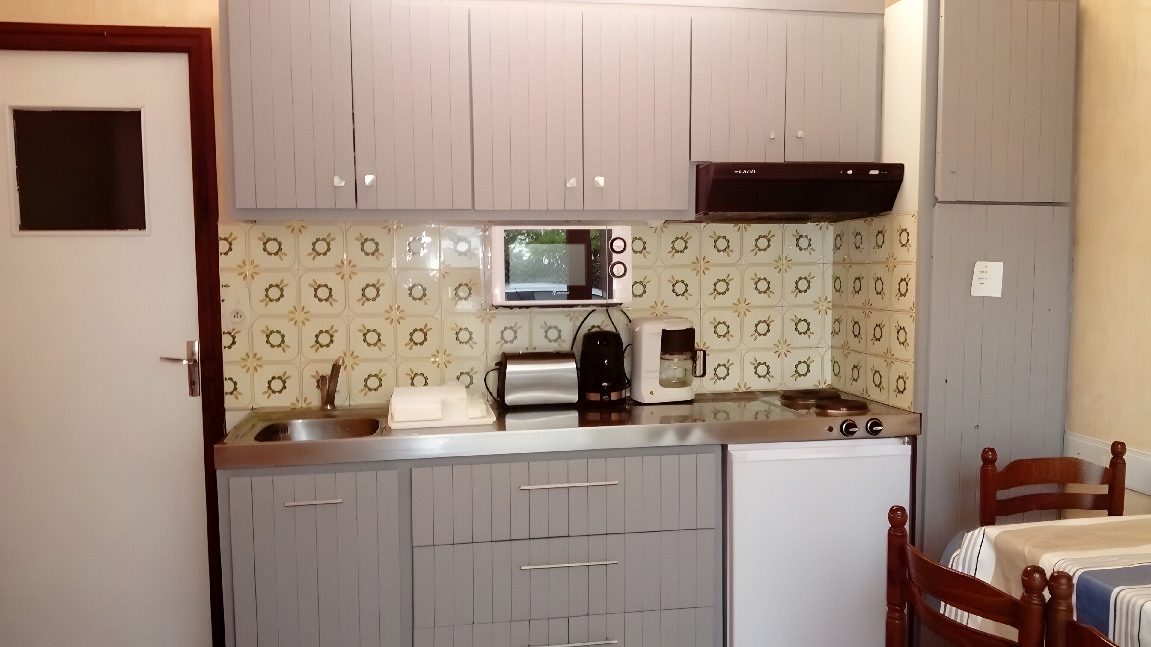 Réfrigérateur, micro-ondes, four, plaque de cuisson