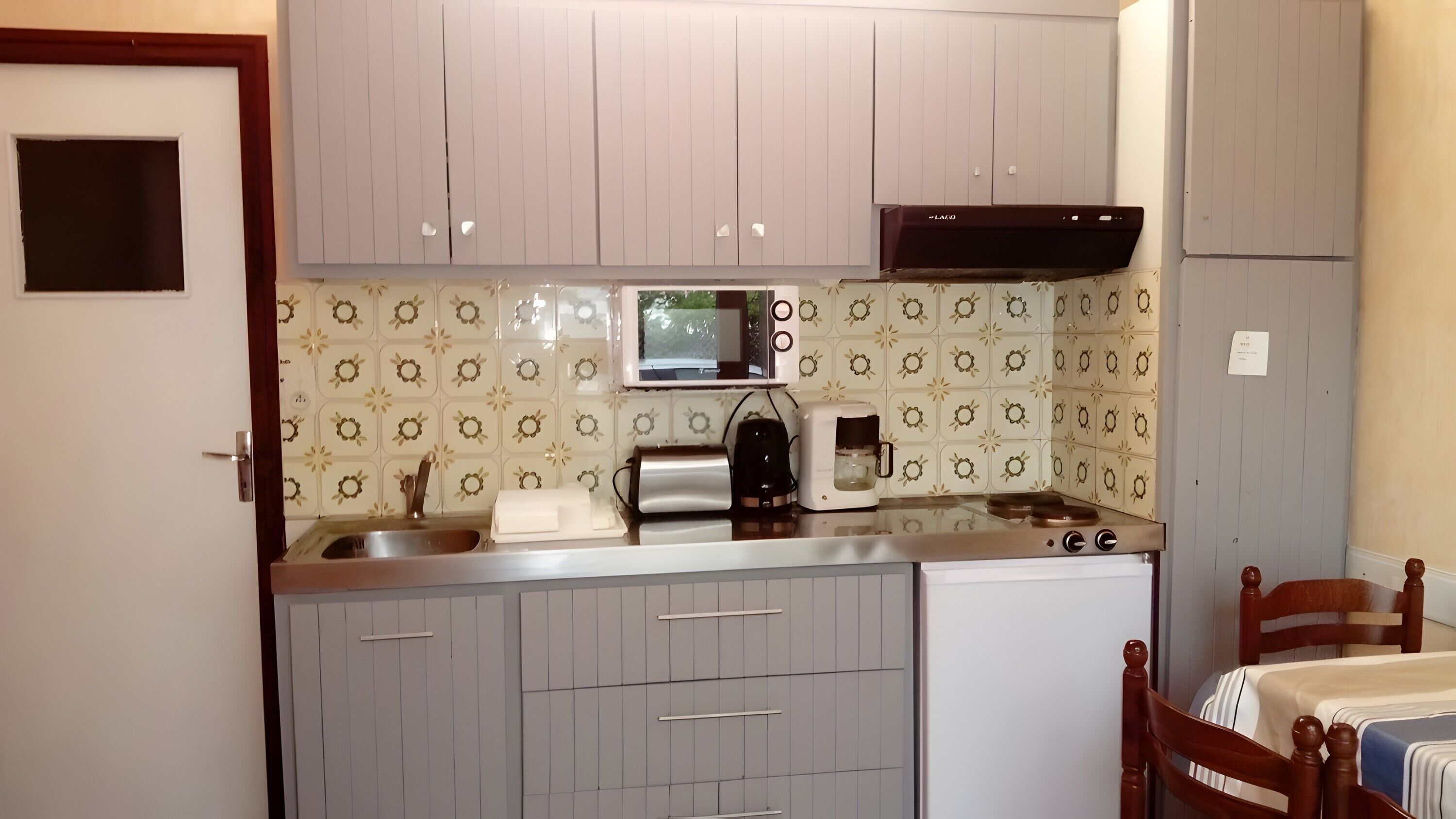 Een koelkast, een microgolfoven, een oven, een kookplaat