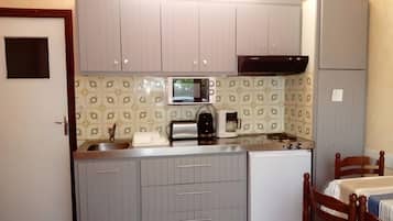 Een koelkast, een microgolfoven, een oven, een kookplaat