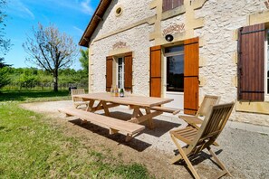 Outdoor dining - Beautiful Périgord House in the Heart of Bergerac and Monbazillac Vineyards (Lamonzie-Saint-Martin)