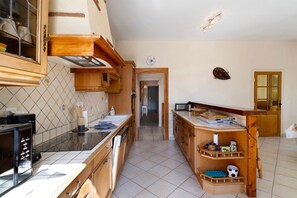 Fridge, microwave, oven, stovetop - Beautiful Périgord House in the Heart of Bergerac and Monbazillac Vineyards (Lamonzie-Saint-Martin)