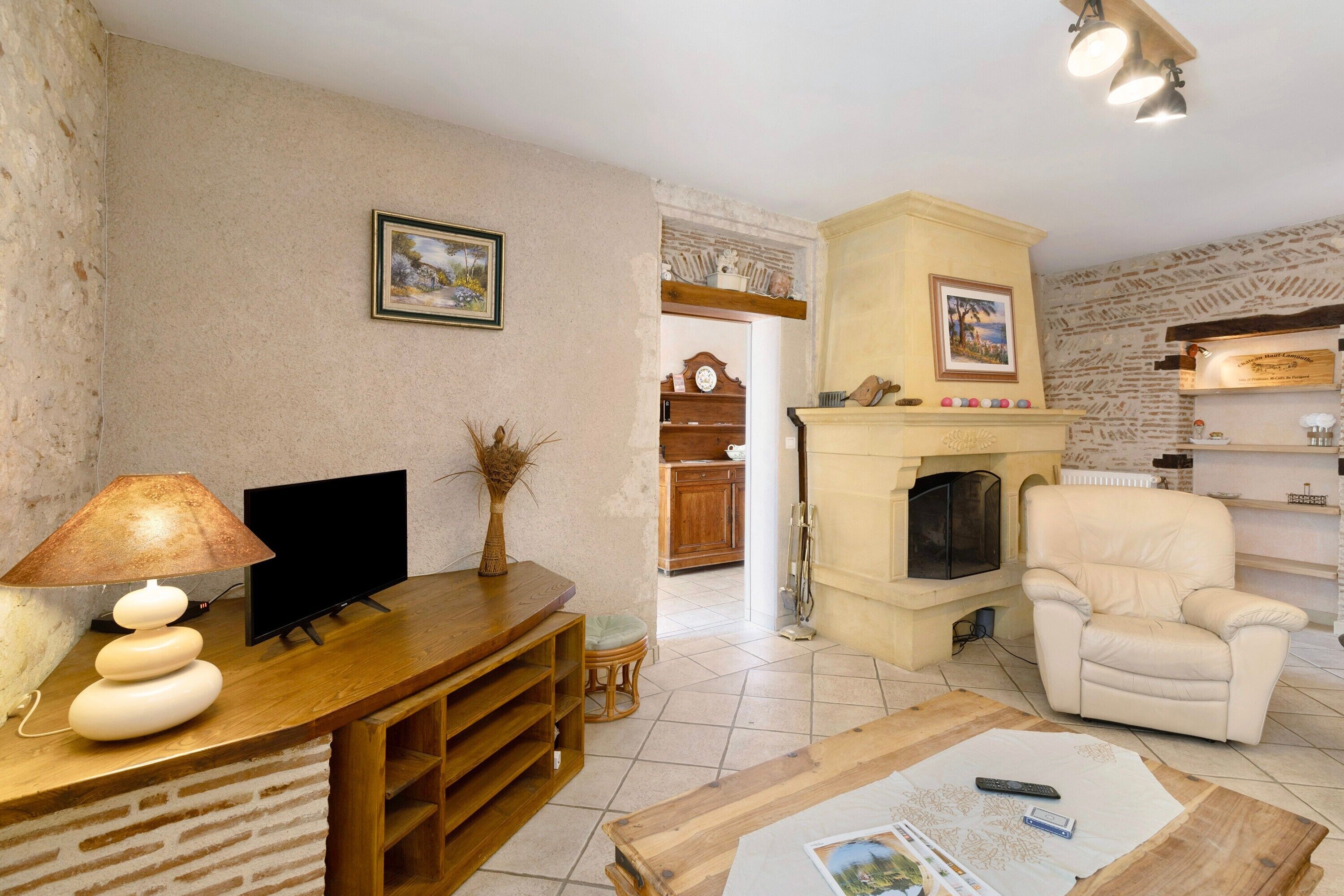 TV, fireplace