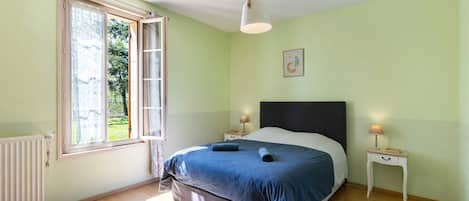 Iron/ironing board, WiFi, bed sheets