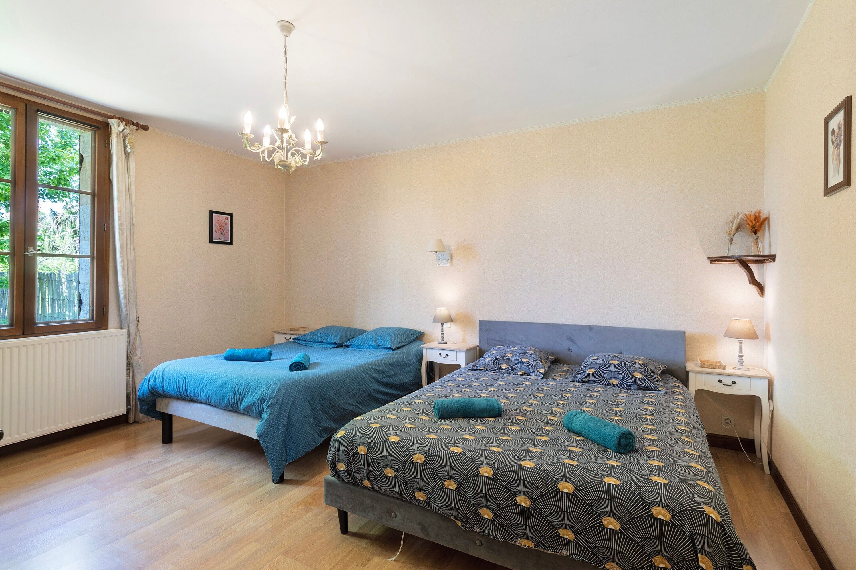 Een strijkplank/strijkijzer, wifi, beddengoed