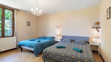 Een strijkplank/strijkijzer, wifi, beddengoed