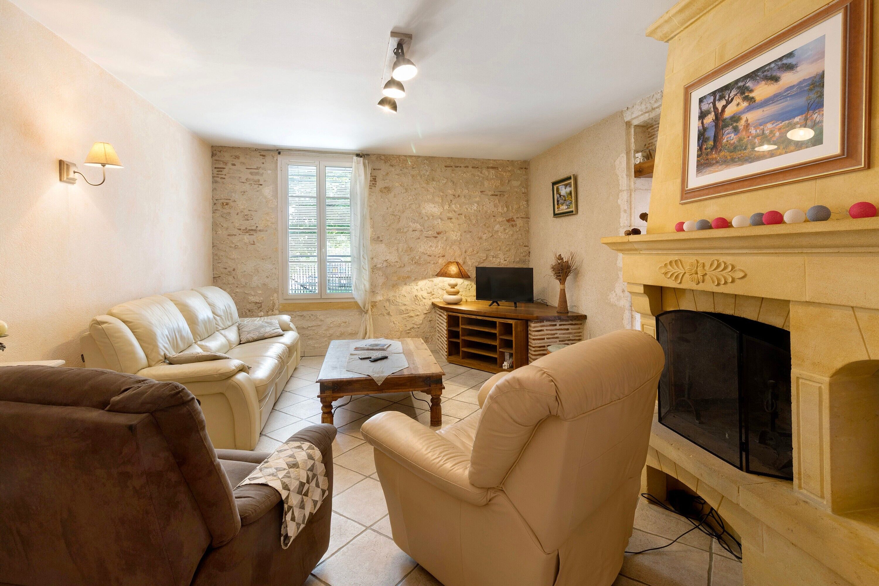 TV, fireplace