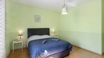 Iron/ironing board, WiFi, bed sheets
