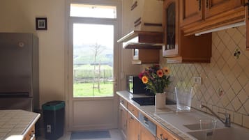 Een koelkast, een magnetron, een oven, een kookplaat