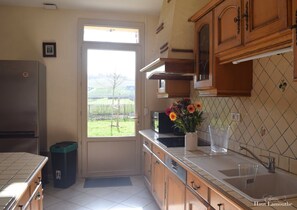 Fridge, microwave, oven, stovetop - Charming Périgord House Amid Bergerac and Monbazillac Vineyards (Lamonzie-Saint-Martin)