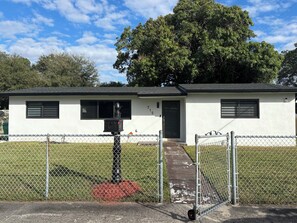 Exterior - Fully Renovated Modern Home in Miami Gardens/Sleeps 8/Den Lounge/FREE parking (Miami)