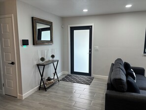 Interior - Fully Renovated Modern Home in Miami Gardens/Sleeps 8/Den Lounge/FREE parking (Miami)