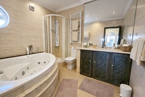 Douche, baignoire à jets, sèche-cheveux, serviettes fournies