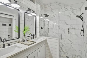 Shower, towels - 4 bedroom - 4.5 bath condo.  With Ocean views. (Saint Simons Island)