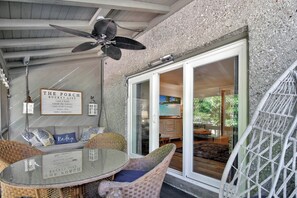 Outdoor dining - 4 bedroom - 4.5 bath condo.  With Ocean views. (Saint Simons Island)
