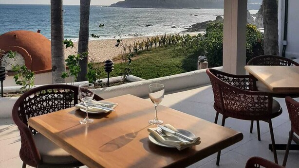 Outdoor dining - Villa 911, the luxury of a Resort. Your Private Villa. (Bahías de Huatulco)