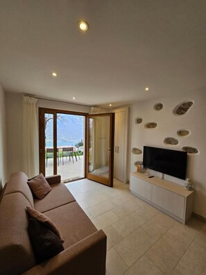 Condo, 2 Bedrooms, Lake View | Living area - Villa delle Querce (Tremosine)