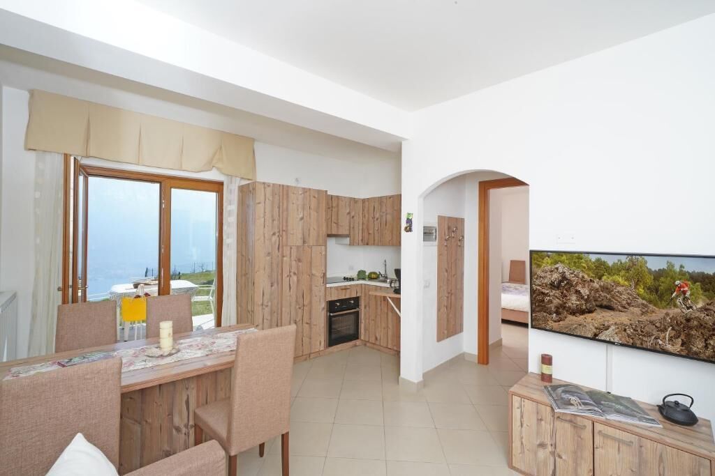 Apartment, 2 Bedrooms, Lake View | Dining