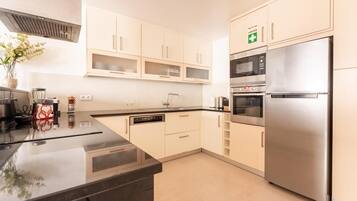 Frigorifero, microonde, forno, piano cottura