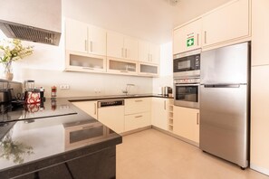 Refrigerador, microondas, horno, placa de cocina