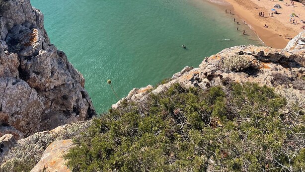 A coastal beach with cliffs, clear turquoise water, and a sandy shore. - Casa Da Bélgica: Sea View, WiFi & Air Conditioning in Sagres (Sagres)