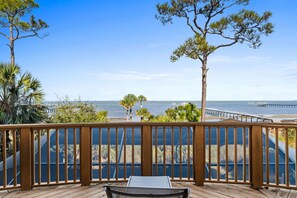 Property grounds - Canary On The Bay: Bayfront, Pool, Pet-friendly, Shared Dock, Sleeps 14 (St. George Island)