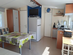 Interior - Mobile Home '4 Personnes Climatisé À' with Shared Pool, Private Terrace and Air Conditioning (Saint-Pierre-d'Oléron)