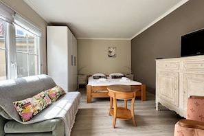 1 bedroom, travel cot - STUDIO FOR TWO PEOPLE (LE CROTOY)