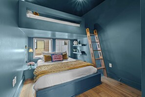 4 quartos, escrivaninha, ferros/tábuas de passar roupa, berço de viagem