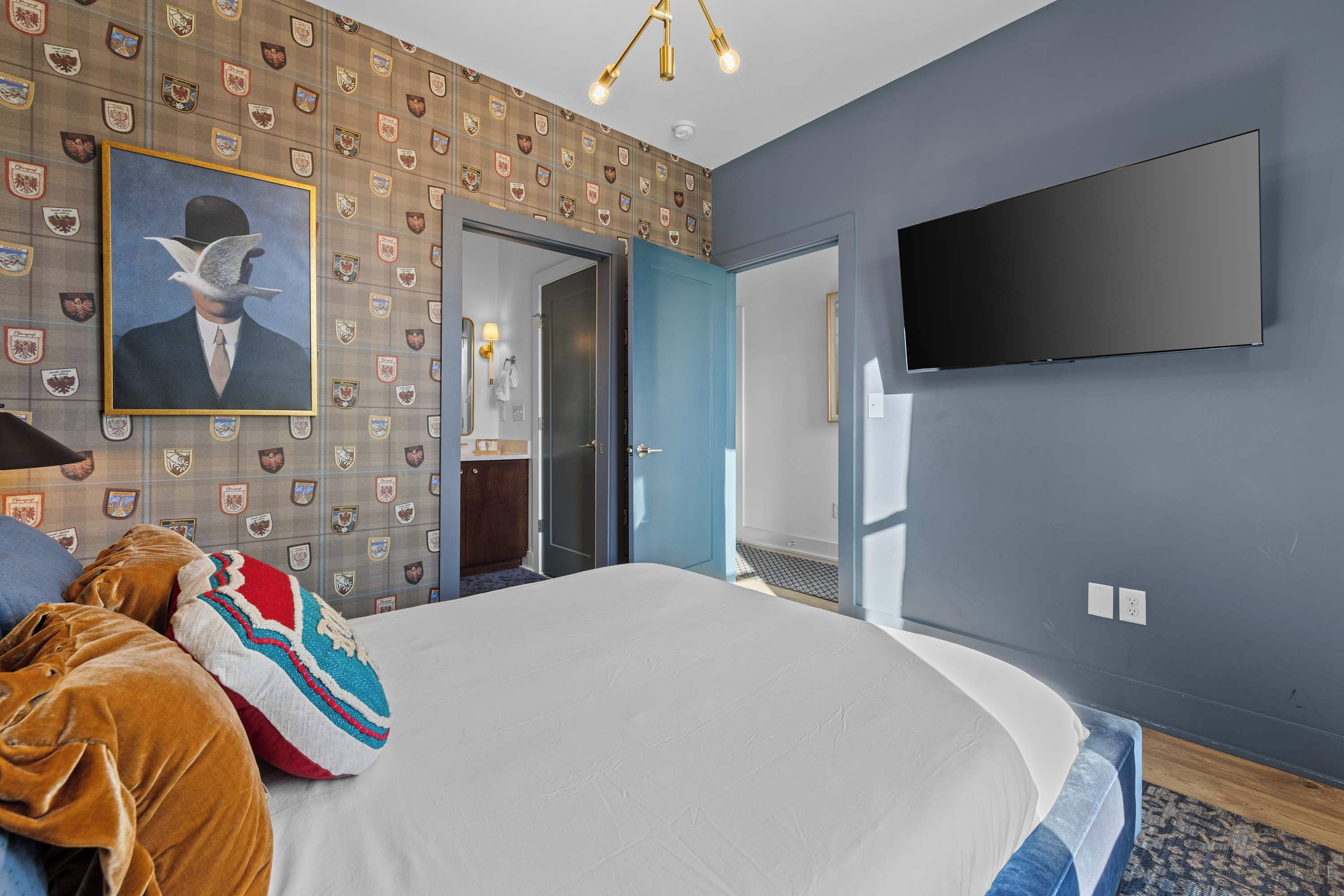 Skrivebord, strykejern/-brett, reiseseng for barn og wi-fi