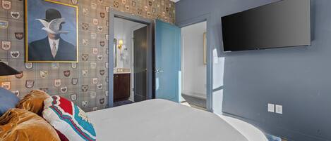 Skrivebord, strykejern/-brett, reiseseng for barn og wi-fi