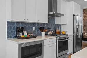 Geladeira, micro-ondas, fogão, cooktop