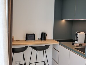 Fridge, microwave, cookware/dishes/utensils - Munich Finest Apartments studio 13 by Interhome (Munich)