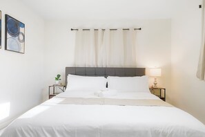 Iron/ironing board, Internet, bed sheets - Revere Game House w/ Pool Table, Sleeps 14 (Aurora)