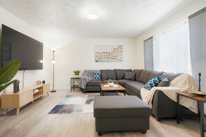 Living area - Revere Game House w/ Pool Table, Sleeps 14 (Aurora)
