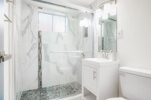 Hair dryer, towels, soap, toilet paper - Revere Game House w/ Pool Table, Sleeps 14 (Aurora)