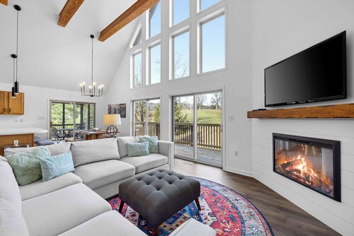 Game Room, FirePit, Screened Porch & Golf Views